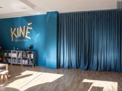 Una tenda blu cela invece la vera e propria chicca: la sala proiezioni
